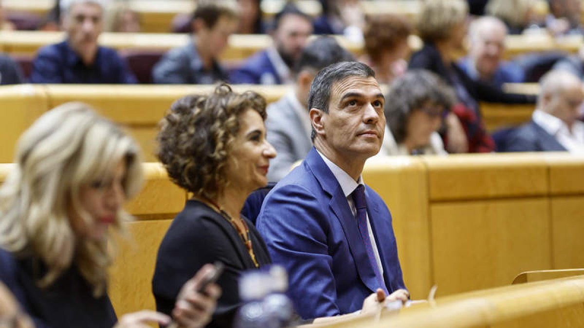 El presidente y la vicepresidenta primera durante el pleno del Congreso. RODRIGO JIMENEZ