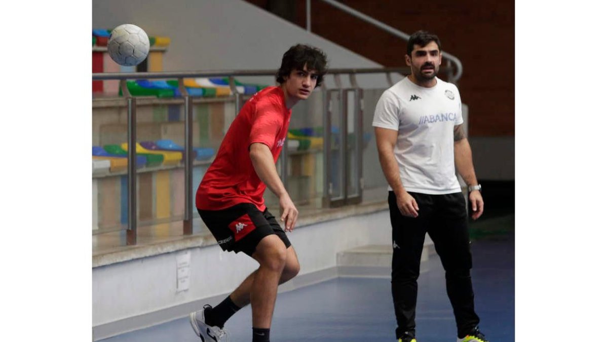 Luis Puertas dirigirá los entrenamientos del Ademar mientras Gordo esté con Turquía. FERNANDO OTERO