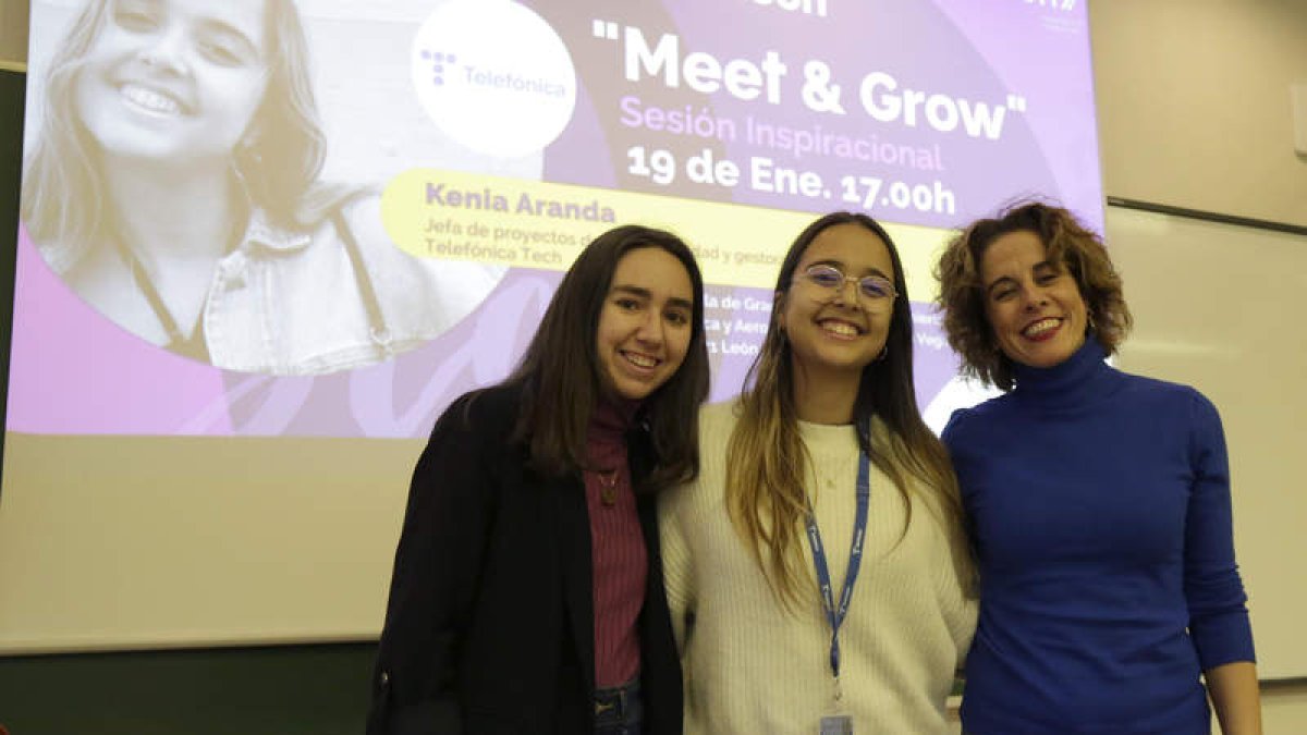 Kenia Aranda, en el centro, junto a Celia Aguilar y Lucía López Calvo. FERNANDO OTERO