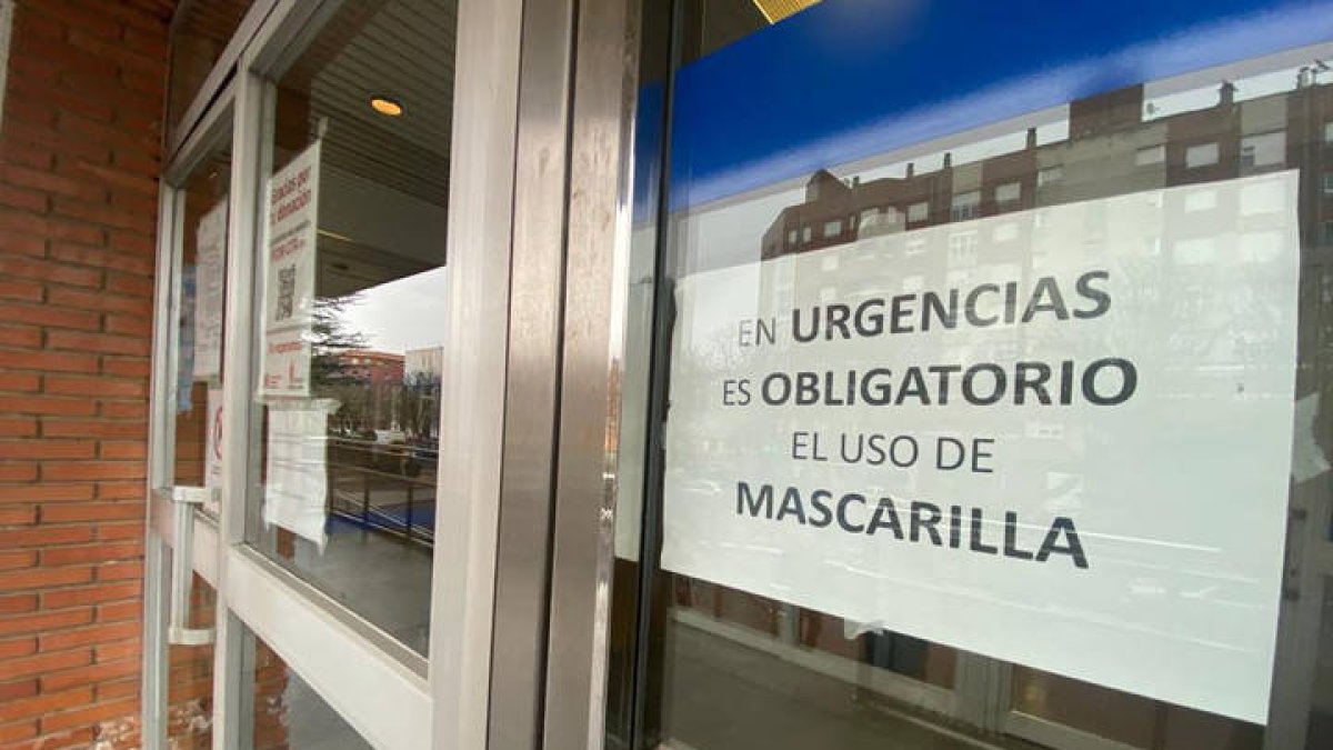 Cartel con la obligatoriedad de usar mascarilla en el centro de salud de José Aguado. RAMIRO