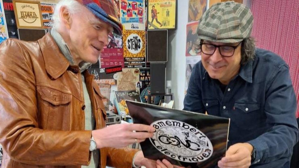 Robert McCarney y Juancho López, ayer en Lizard, durante la celebración de la original subasta de discos únicos. DL