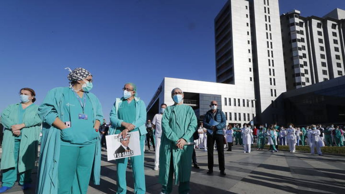 En el área de salud de León trabajan unas 4.500 personas, más del 70% sanitarios. RAMIRO