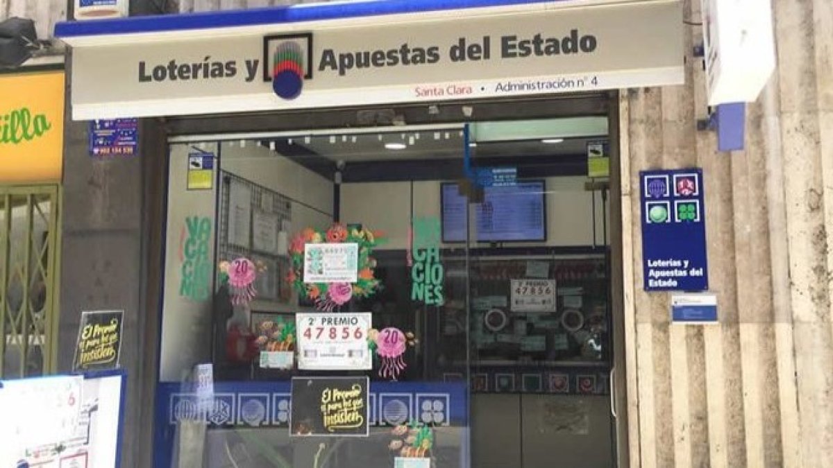 Imagen de archivo de la administración de lotería de la calle Santa Clara en León. DL