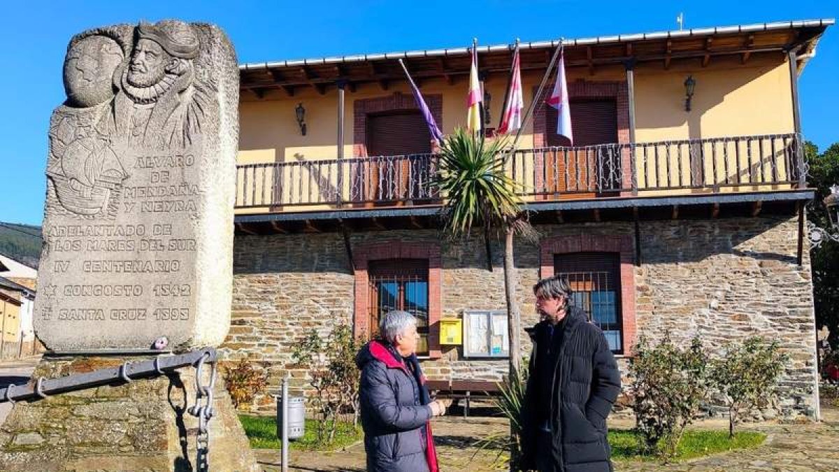 Eduardo Diego y el alcalde de Congosto, Jorge García en la visita. DL