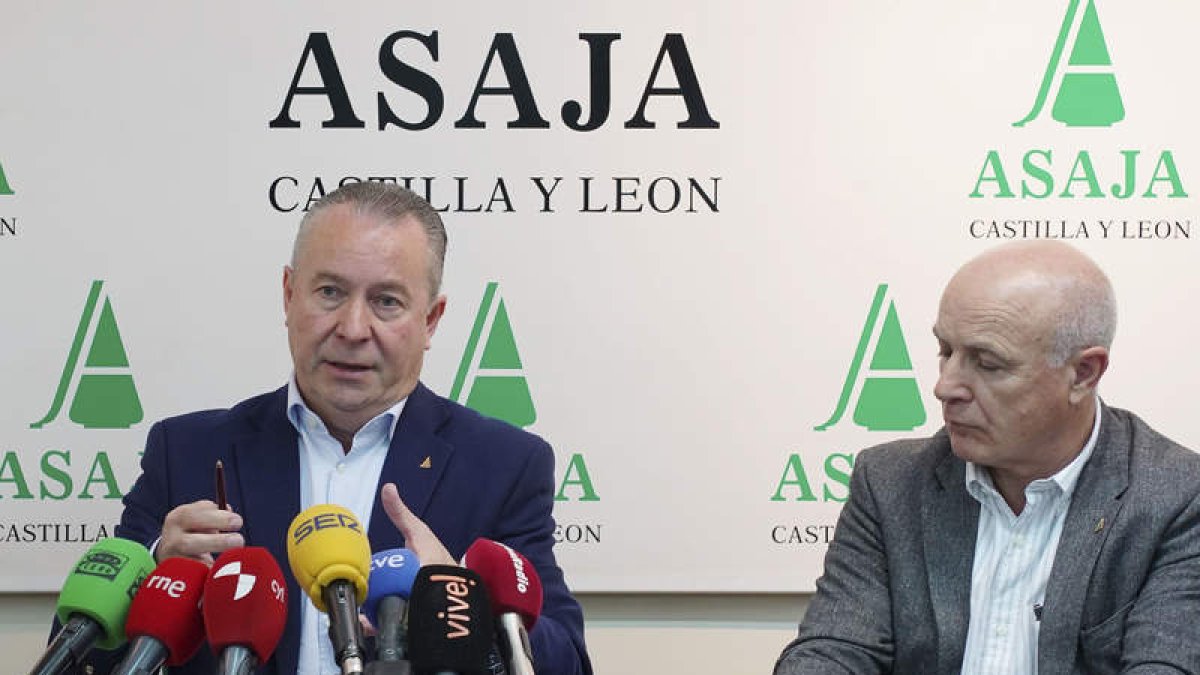 Donaciano Dujo y José Antonio Turrado, ayer, en la sede de Asaja en Valladolid. NACHO GALLEGO