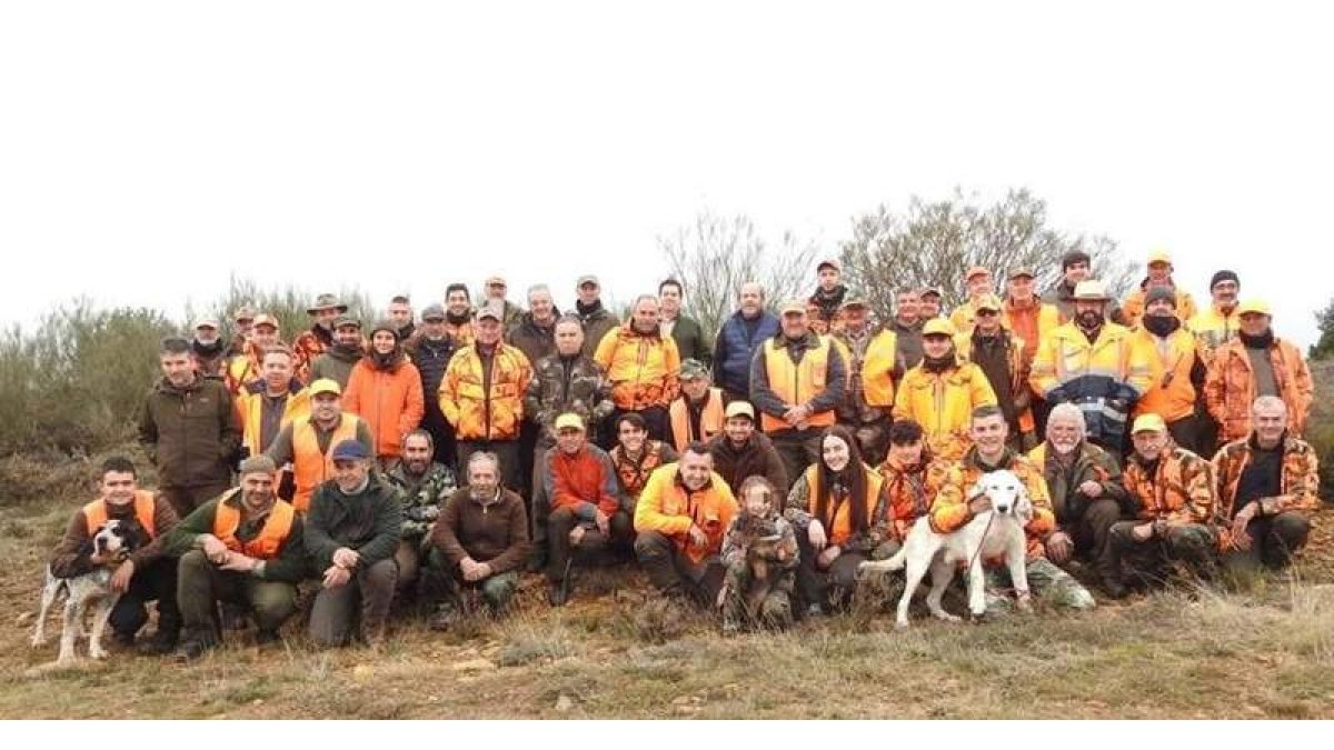 Foto de familia de los participantes en la Montería Solidaria celebrada hace unas fechas en el coto de caza de Viforcos. DL