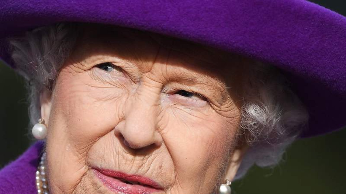 La reina Isabel II en 2019 visita la villa de la Royal British Legion en Aysleford, Kent.