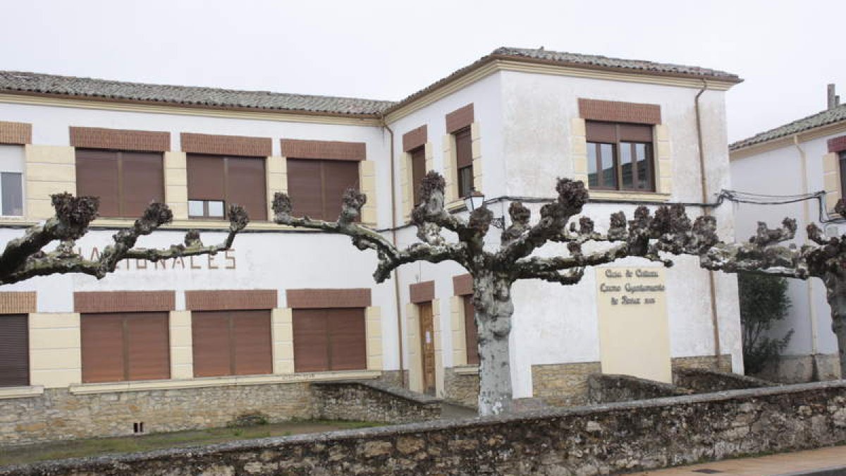 Edificio donde se ubica la biblioteca municipal. CAMPOS