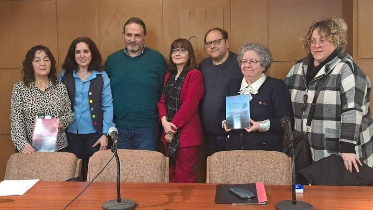 Un momento de la presentación de los ‘Cuentos Bilingües’ en la Biblioteca municipal. DL