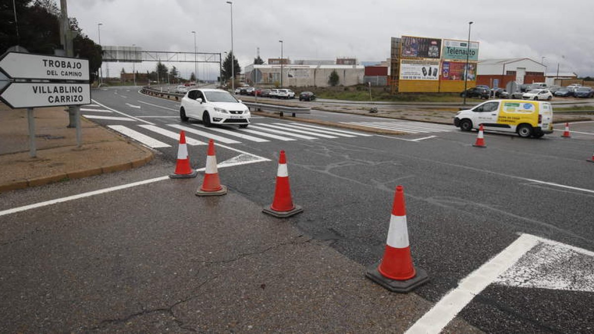 El giro desde la N-120 hacia Trobajo está cortado desde el 9 de diciembre. RAMIRO