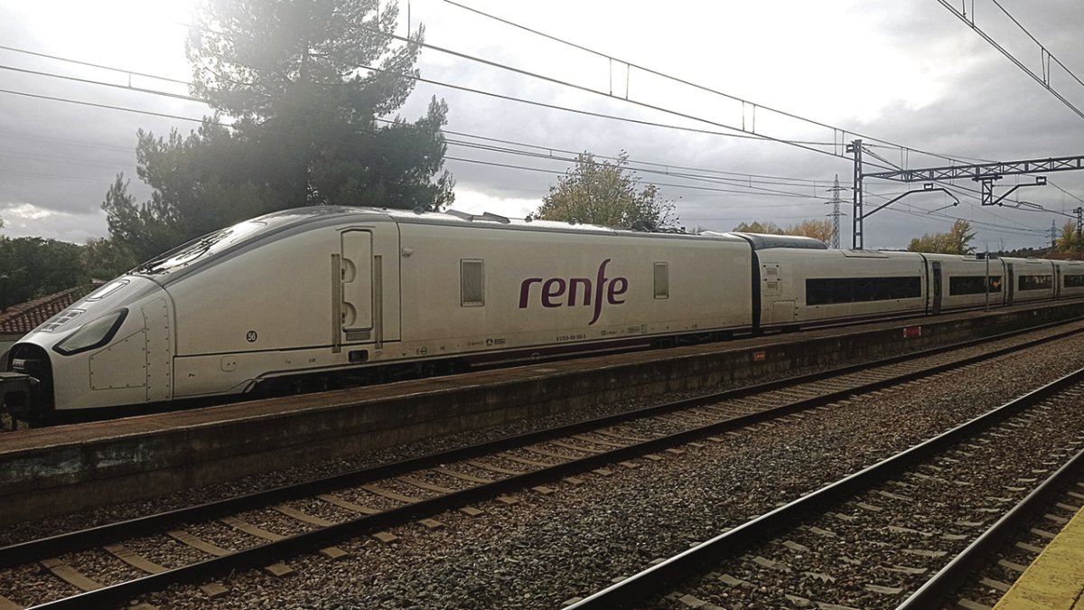 El 106, en un rodaje que completó por diversas vías de León, estacionado en Quintana de Raneros. DL