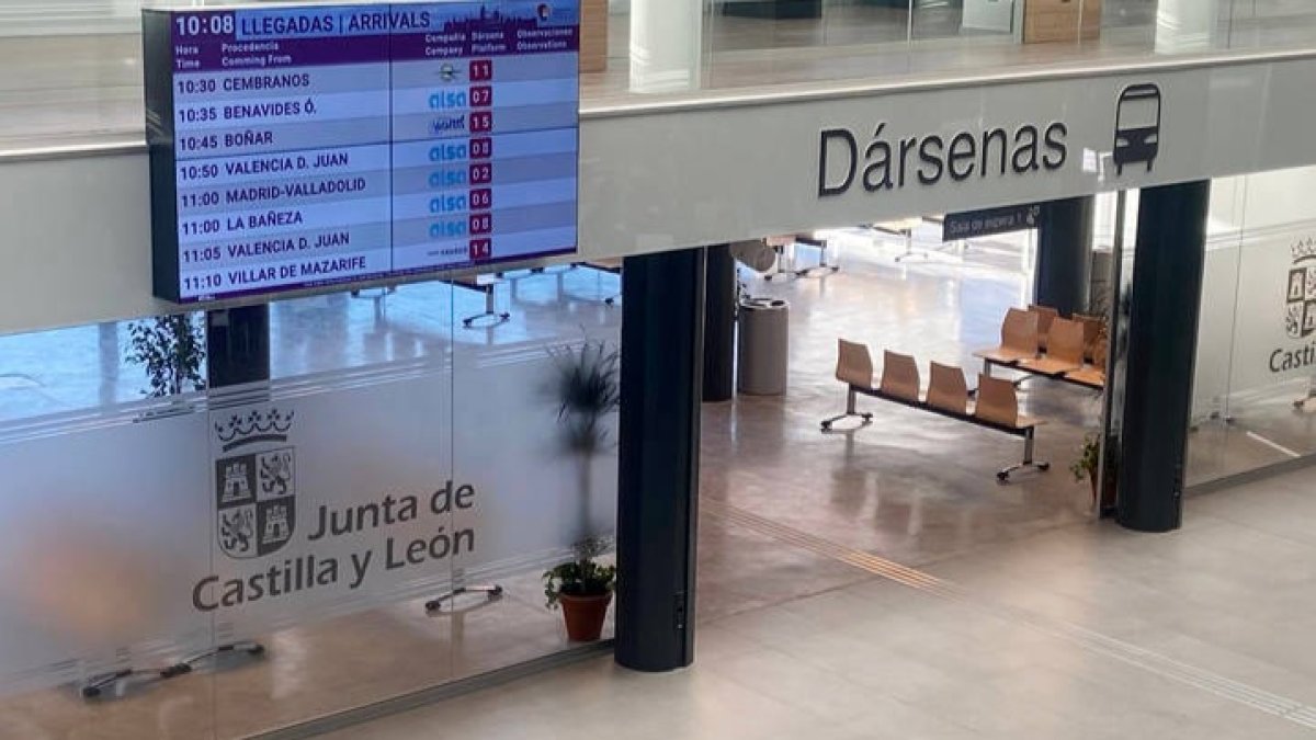 Uno de los logos de la Junta en la estación de autobuses de León. RAMIRO