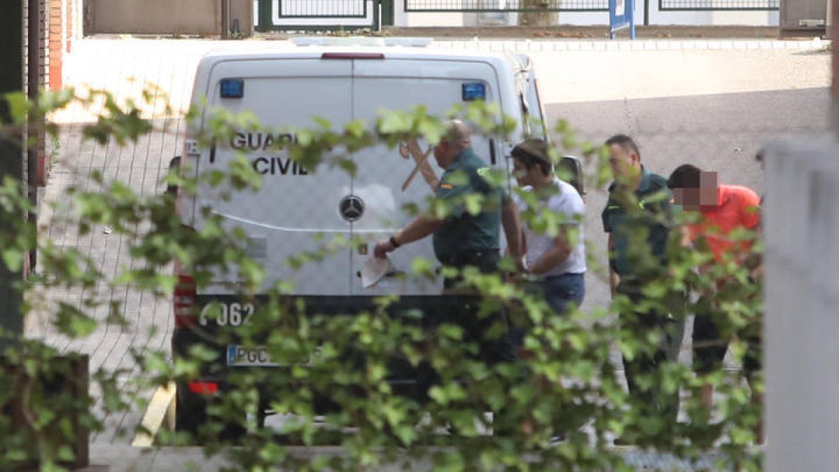 El berciano Jordi A. F., Lupín, camino al juzgado de Poinferrada en una imagen de 2019. L. DE LA MATA