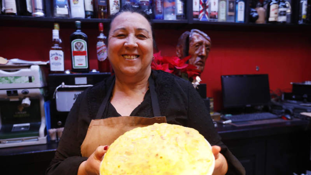 Carmen Oblanca, la cocinera, del León Antiguo, con una de las tortillas alabadas por la guía. RAMIRO