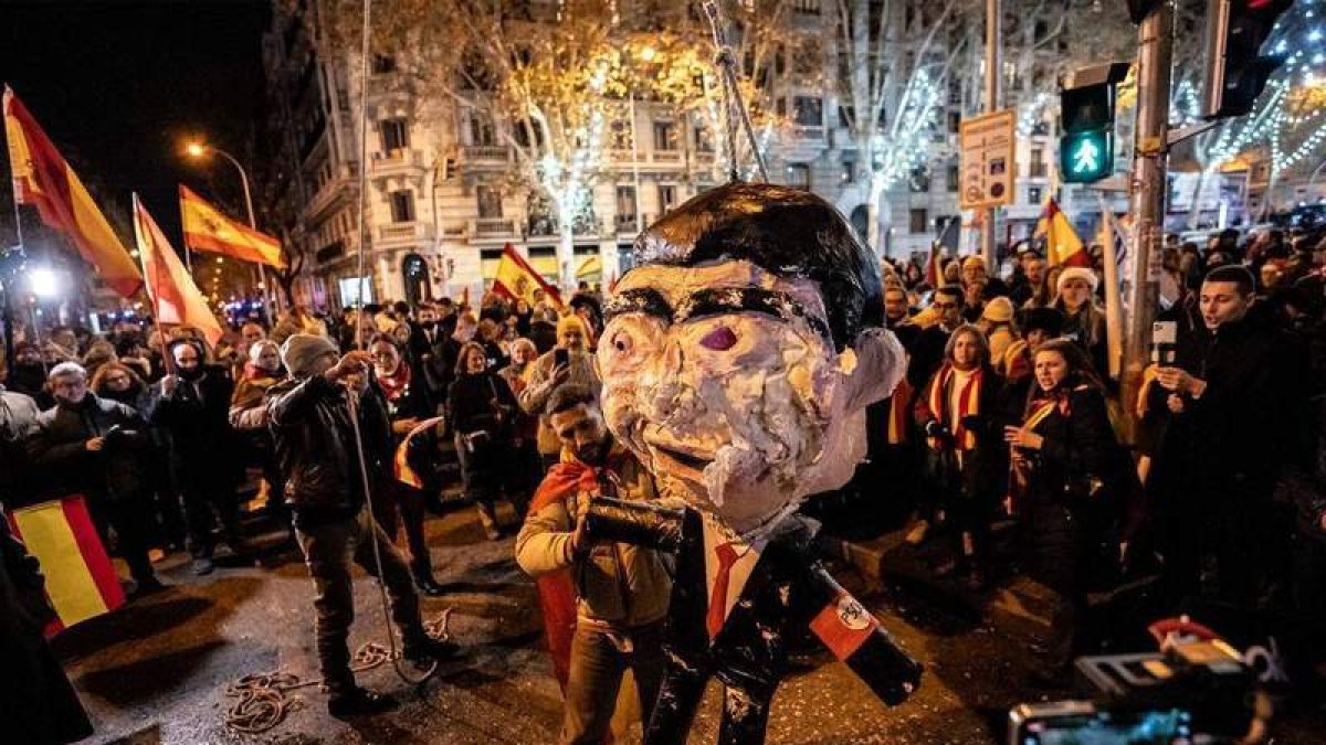 Imagen del monigote piñata de Pedro Sánchez el día de Nochevieja. EP