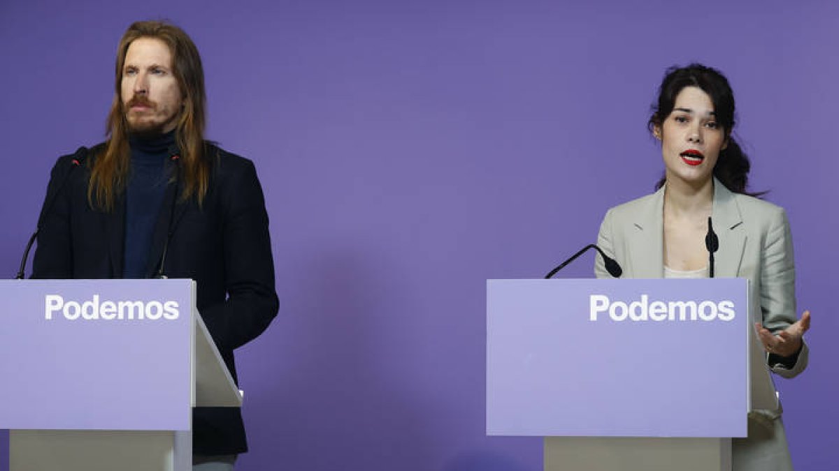 Los portavoces de Podemos Isa Serra y Pablo Fernández durante la rueda de prensa ofrecida este lunes en la sede del partido, en Madrid.