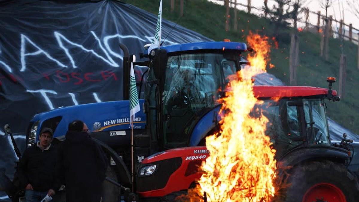 Fotografía de una de las protestas de los agricultores ayer en Francia. Mohammed Badra