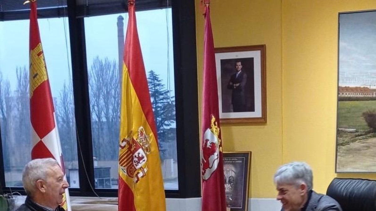 Reunión entre el delegado y el alcalde de Villamontán de la Valduerna,. DL