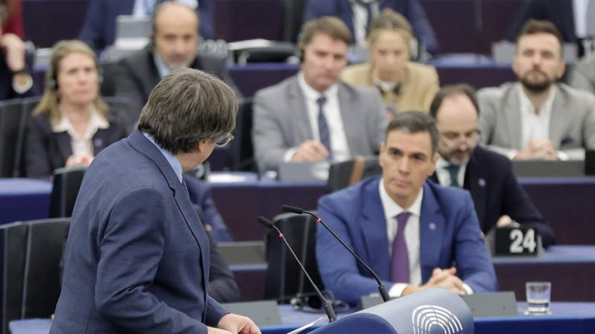 Puigdemont se dirige a Pedro Sánchez en una intervención en el Parlamento Europeo. RONALD WITTEC