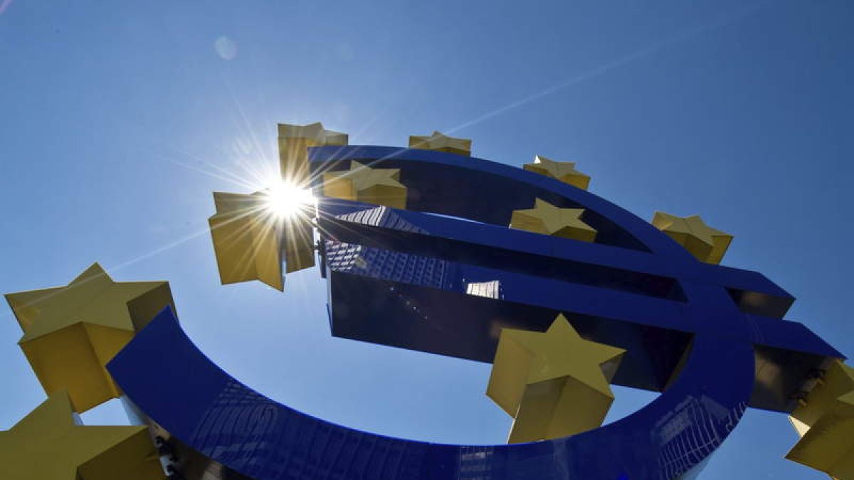 Símbolo del euro a las puertas del Banco Central Europeo en Fráncfort (Alemania). BORIS ROESSLER