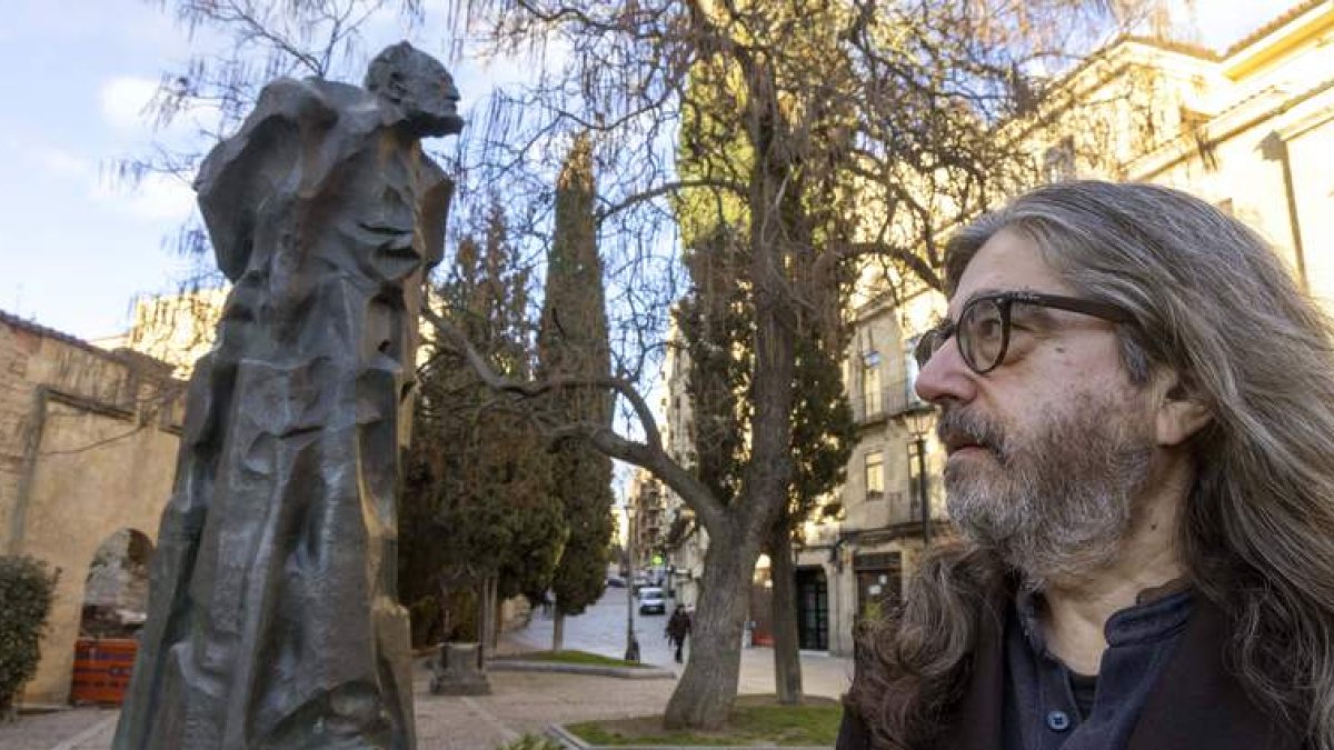 Luis García Jambrina ante la escultura de Unamuno en Salamanca