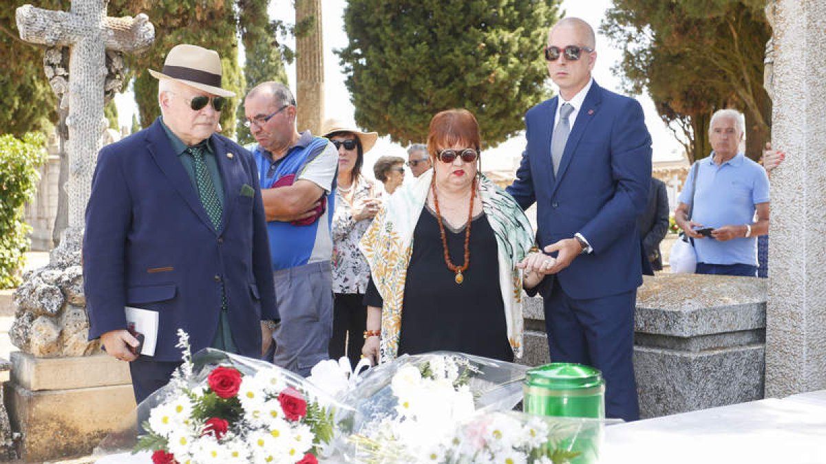 La familia del poeta leonés Leopoldo María Panero, entierra sus cenizas en Astorga. DL