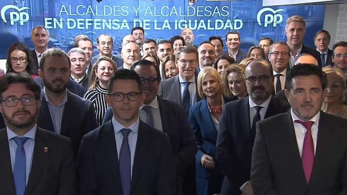 Morala, junto a otros alcaldes del PP, en la reunión celebrada en la sede nacional del partido. DL