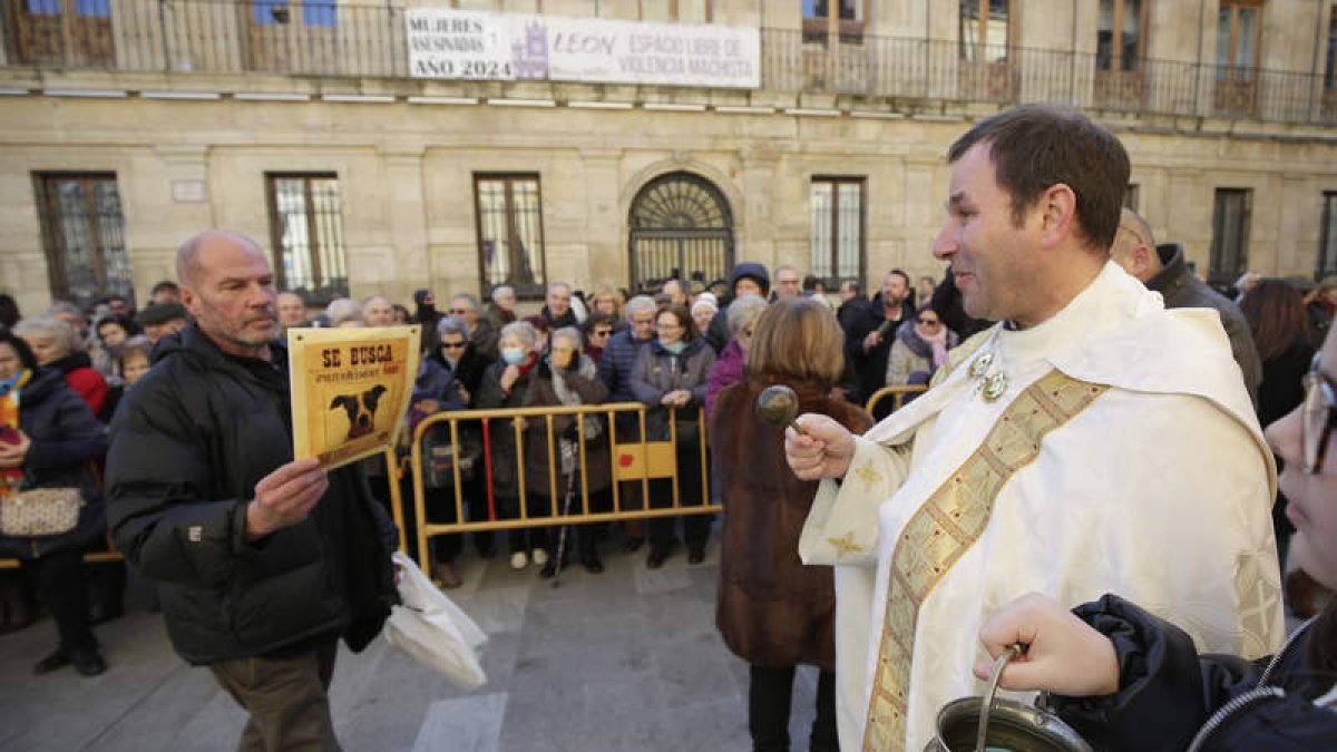 Armesto con el cartel de Paca en San Antón. FERNANDO OTERO