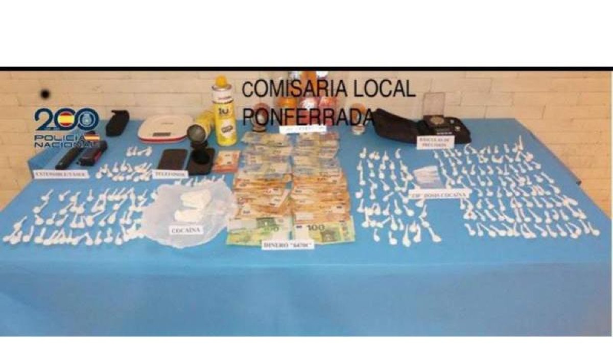 Droga, dinero y material intervenidos por agentes de la Comisaría de la Policía Nacional de Ponferrada. POLICÍA NACIONAL