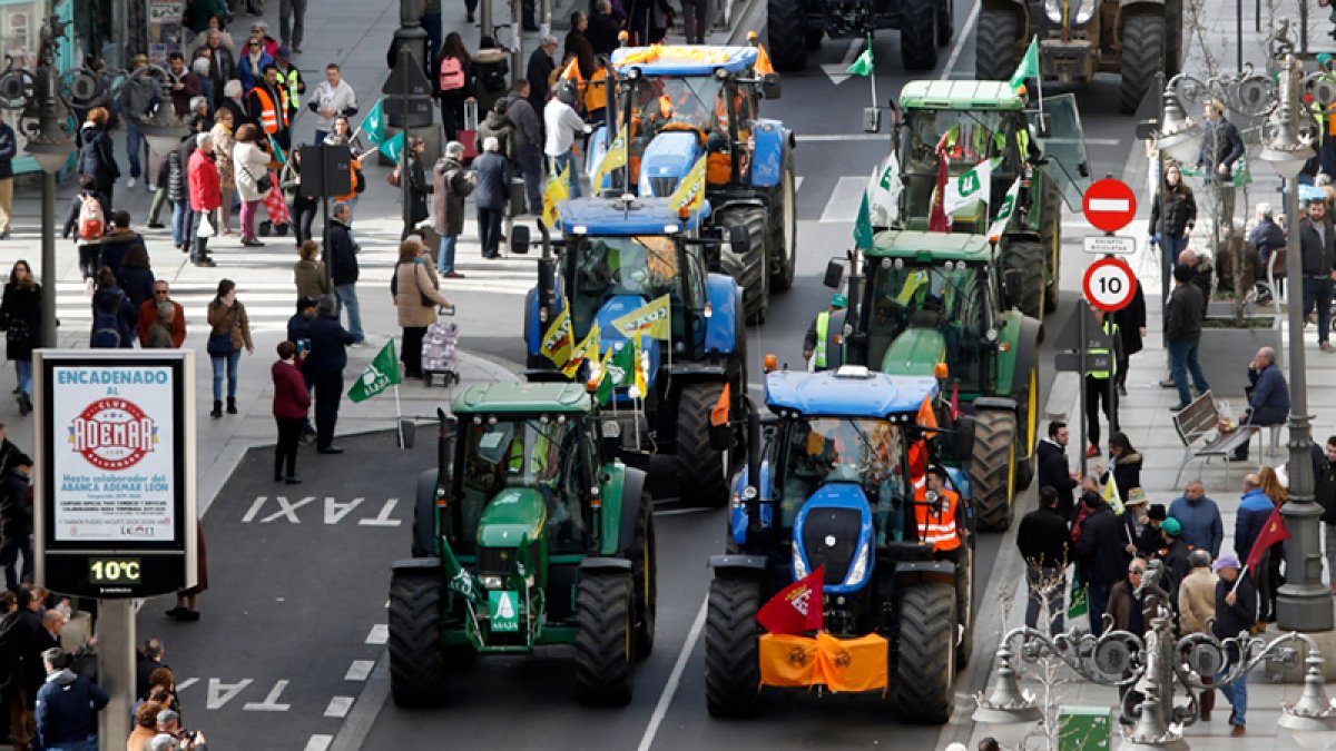 La tractorada que en febrero de 2020 convocó a más de 5.000 personas y 800 tractores por las principales arterias de la capital leonesa. RAMIRO