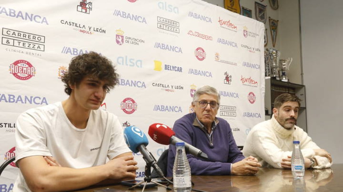 Casqueiro, junto a Cayetano Franco y Juan Castro, no pudo contener las lágrimas al anunciar su adiós del Abanca Ademar al  final de la presente temporada. RAMIRO