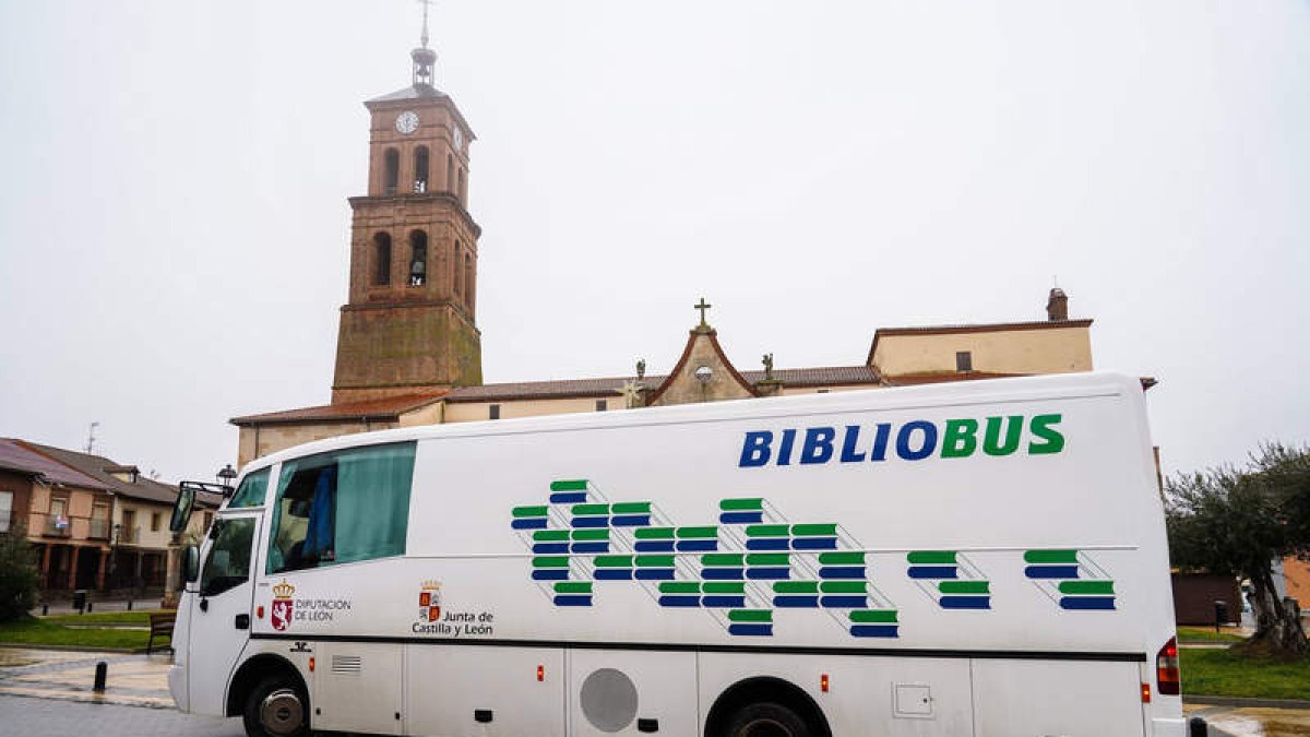 Imagen del Bibliobús en la plaza Mayor de Villamañán. CAMPILLO