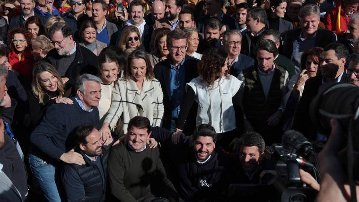 Alfonso Fernández Mañueco, ayer, en la concentración del PP junto a Feijóo y otros presidentes del PP. PP