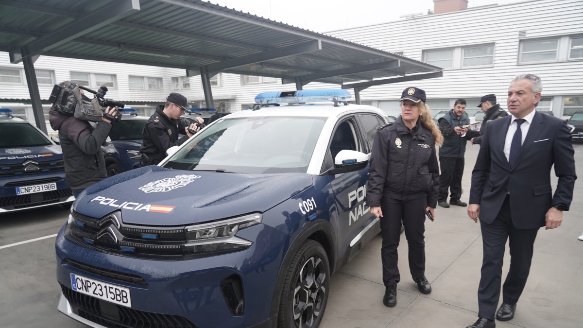 El delegado del Gobierno, Nicanor Sen, durante la presentación de la nueva flota de vehículos de la Policía Nacional en Castilla y León. RUBÉN CACHO