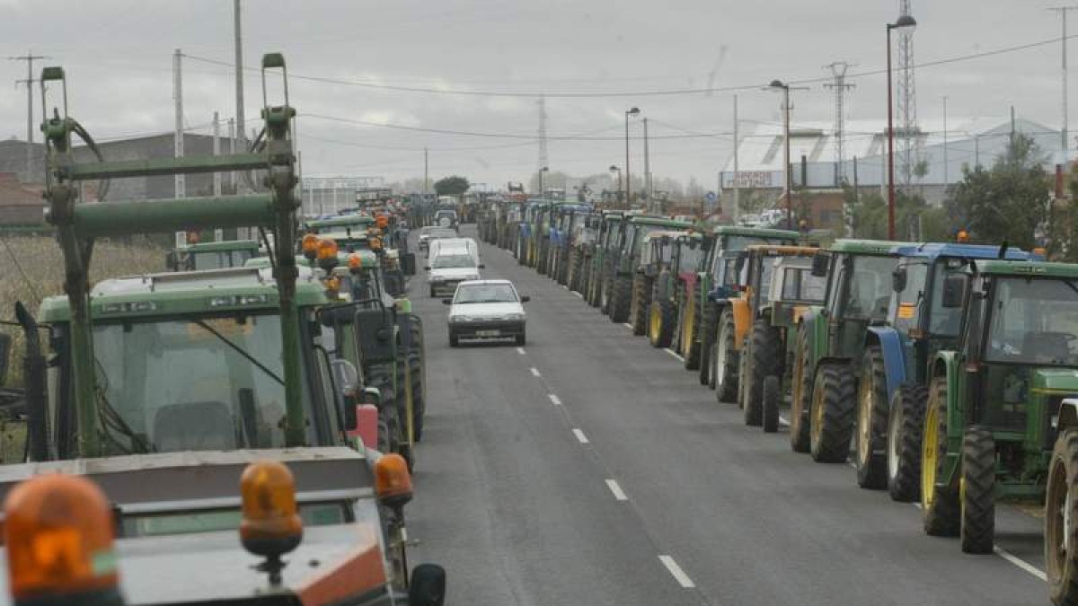 Imagen de la protesta del 31 de octubre de 2003 con 1.000 tractores en Santa María. NORBERTO