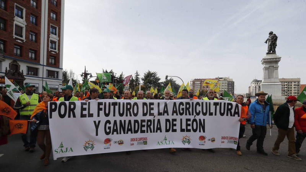 Imagen de la gran manifestación del 28 de febrero de 2020, con todas las organizaciones agrarias unidas bajo la misma pancarta. RAMIRO