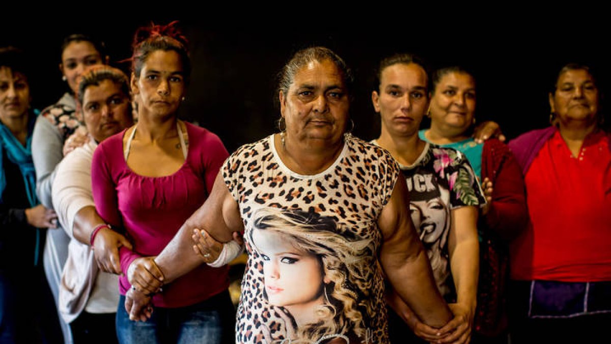 Un grupo de mujeres gitanas y el centro reatral TNT