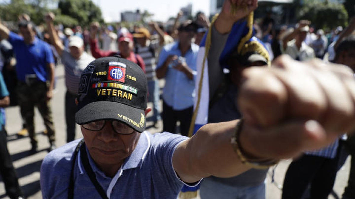 Un veterano participa en una congregación de excombatientes, veteranos y lisiados de guerra, pertenecientes a la Unidad Salvadoreña por la Democracia y la Paz