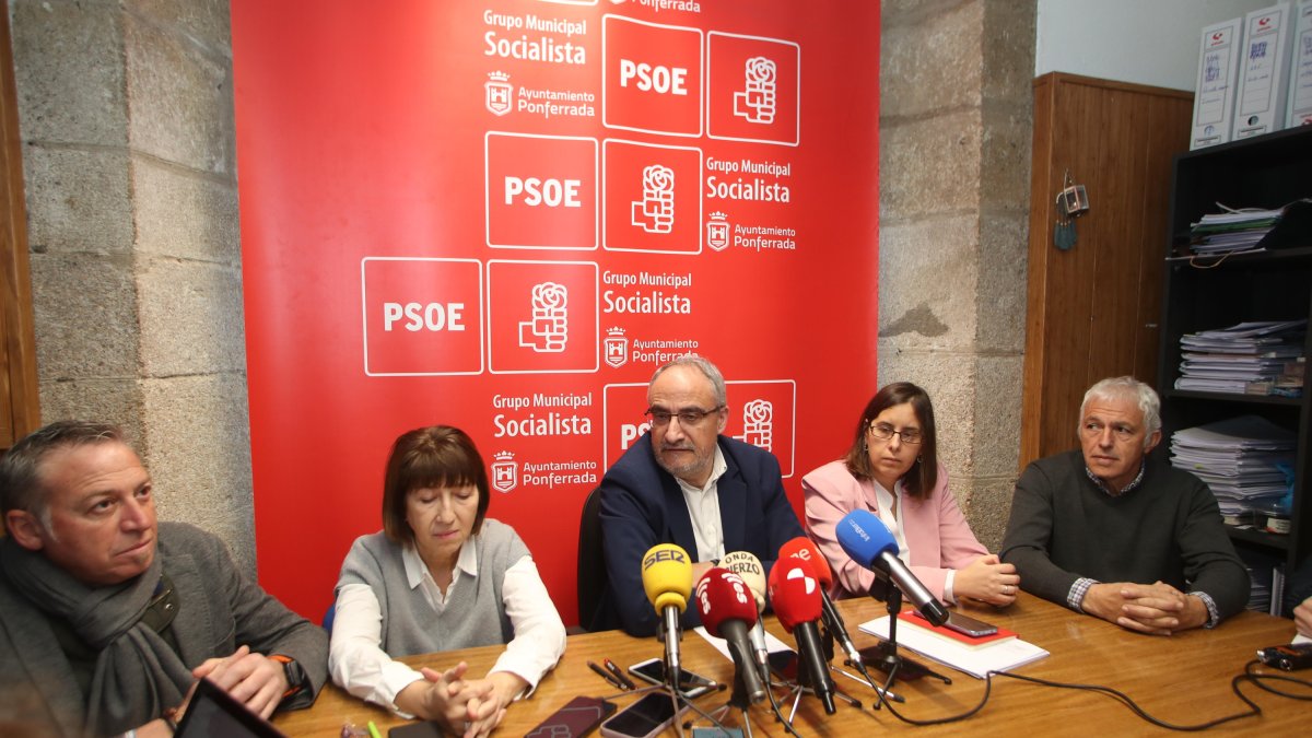 Olegario Ramón, junto a otros ediles del PSOE, este miércoles. L. DE LA MATA