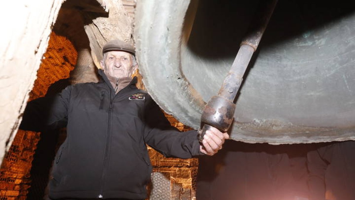 Neo Castañeda, de 86 años, anoche al campanario de Fresno de la Vega antes de comenzar el tente nube.