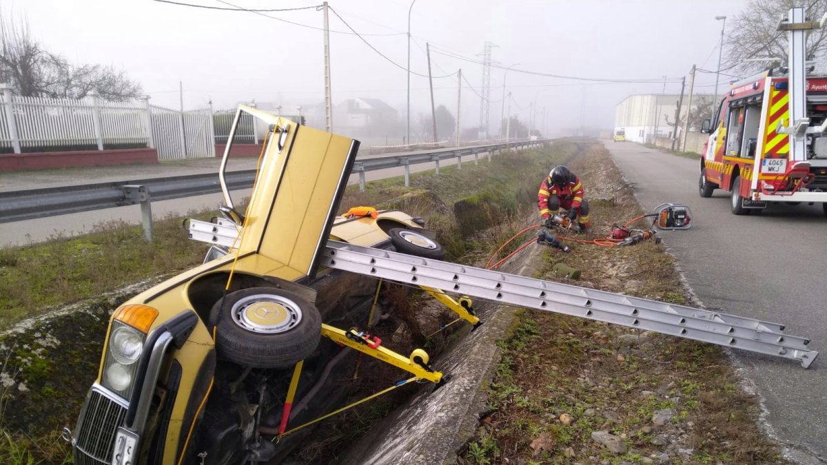 Dos octogenarios resultan heridos al caer su coche al canal en Carracedelo