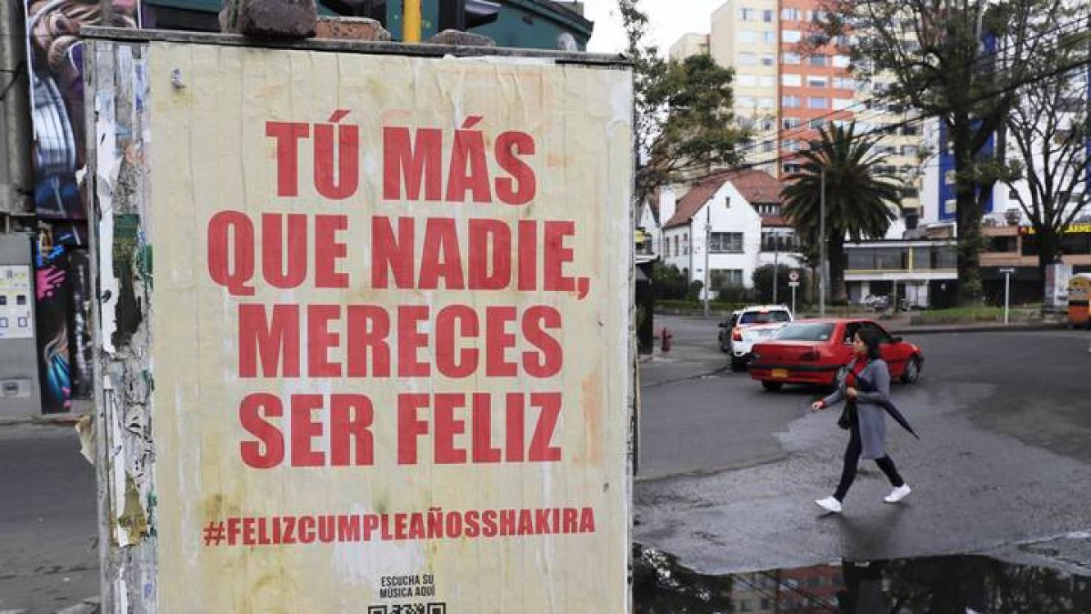 Fotografía que muestra un cartel con una frase de la canción 'Día de Enero' de la cantante colombiana Shakira y el numeral #FelizCumpleañosShakira en una calle de Bogotá (Colombia). 