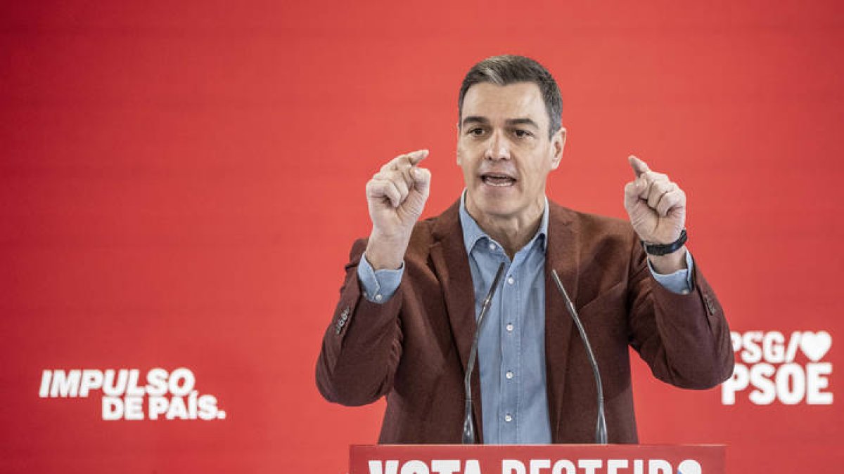 El secretario general del PSOE y presidente del Gobierno, Pedro Sánchez, da un discurso en Orense.