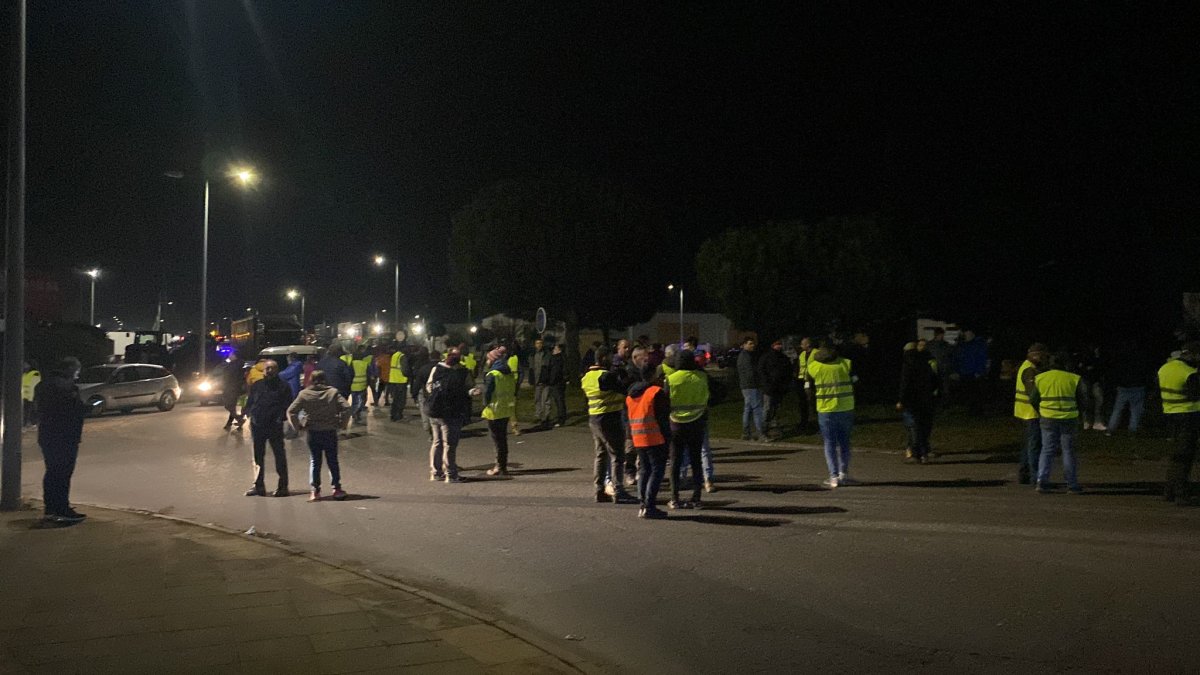 Los agricultores llevan toda la noche bloqueando el polígono industrial.