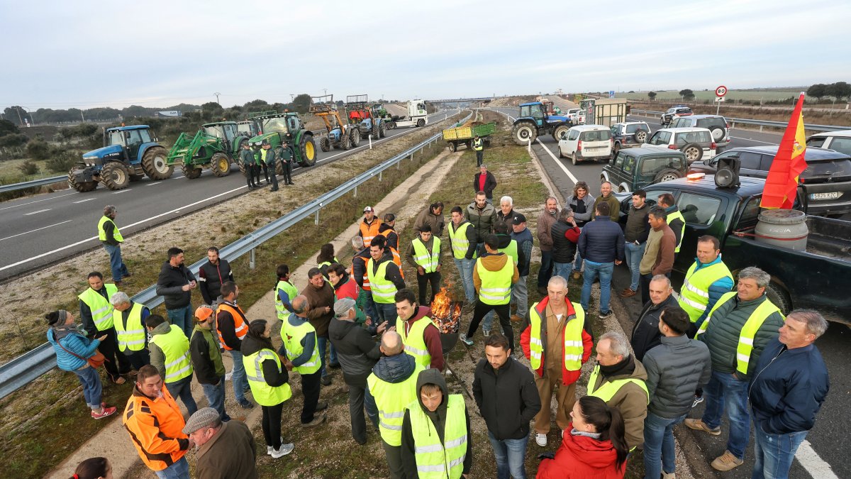 Agricultores y ganaderos cortan la autovía A-62 en Fuentes de Oñoro (Salamanca)
