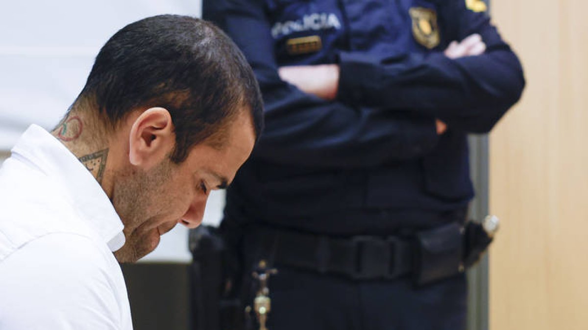 El exjugador brasileño del FC Barcelona Dani Alvessentado en el banquillo de los acusados momentos después de que arrancara el juicio contra él