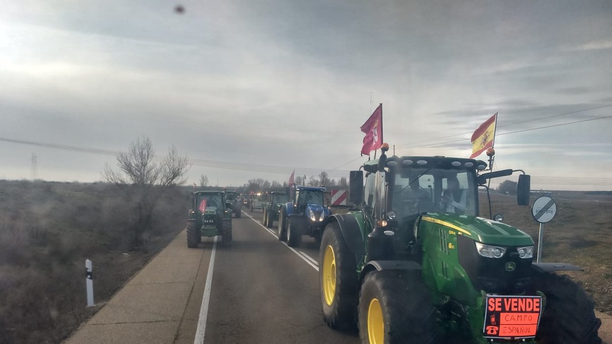 Caravana de tractores desde Villamañán camino hacia León