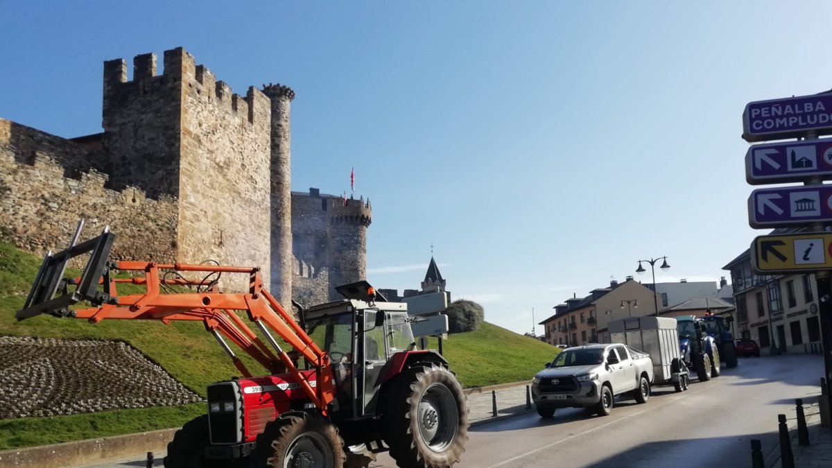 La tractorada, a su paso por delante del Castillo de Ponferrada