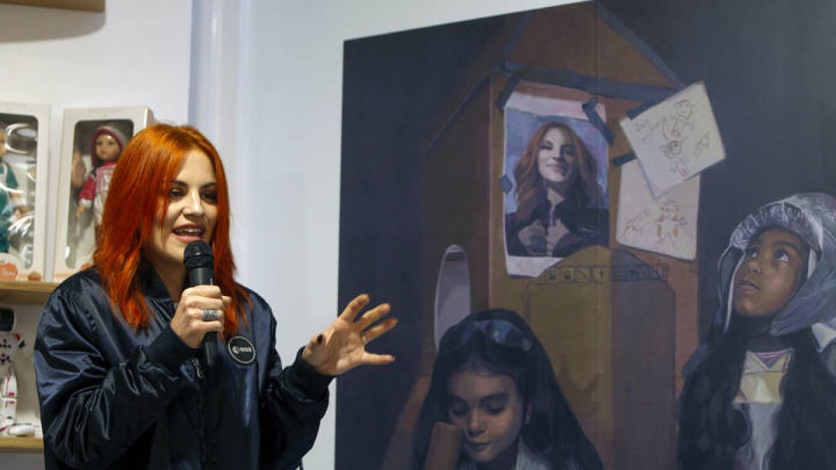 La primera astronauta española, la leonesa Sara García Alonso, durante la inauguración de su mural en el espacio 