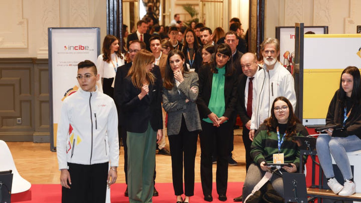 La reina Letizia, en el centro, preside el acto por el Día Internacional de Internet Segura, este martes en Madrid.-EFE/ JJ Guillén